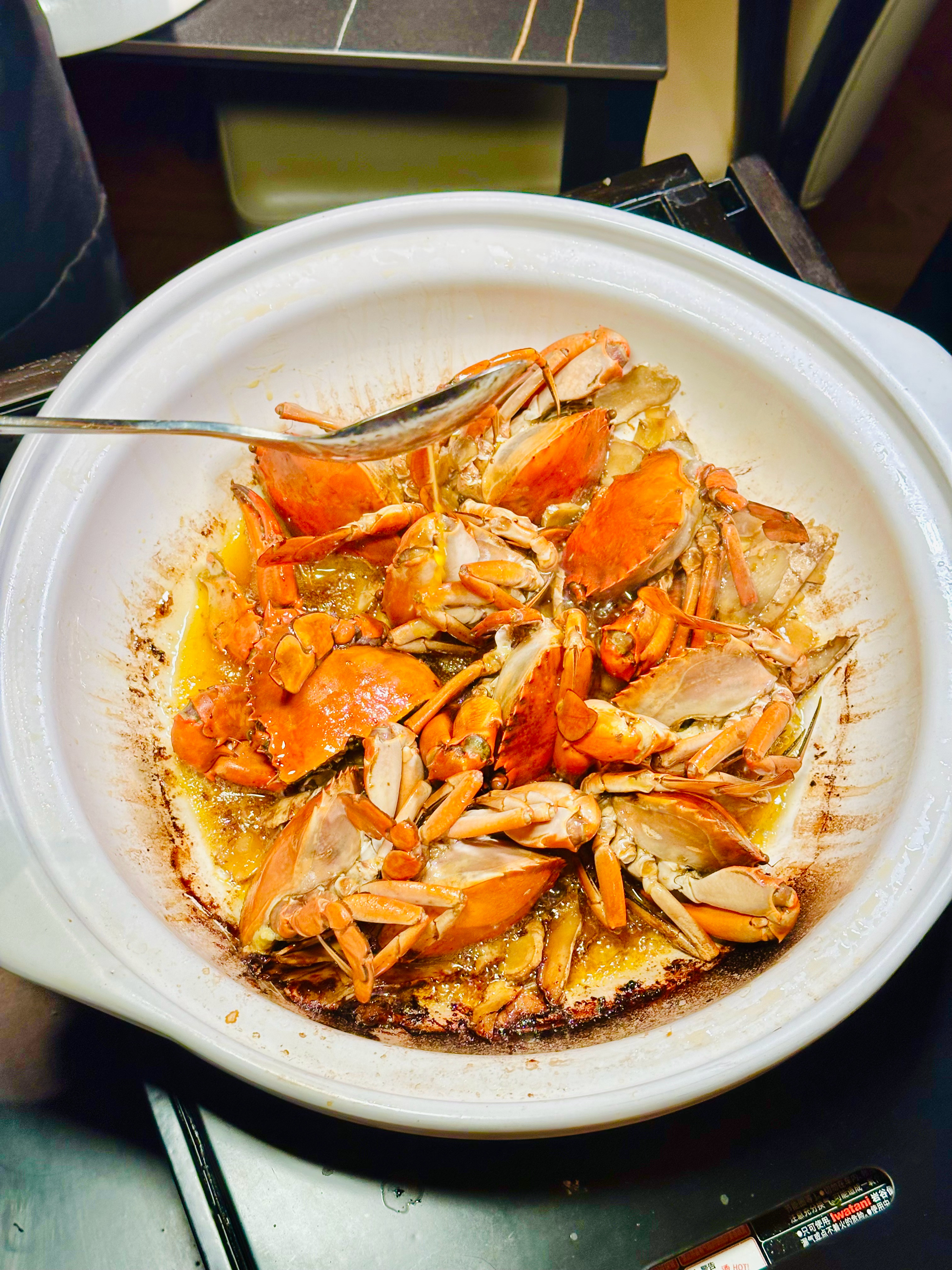 闽南人的餐桌朴实，却透着食材本味，配上厨师的巧思，配料里的创意成就了鲜香如沸的热