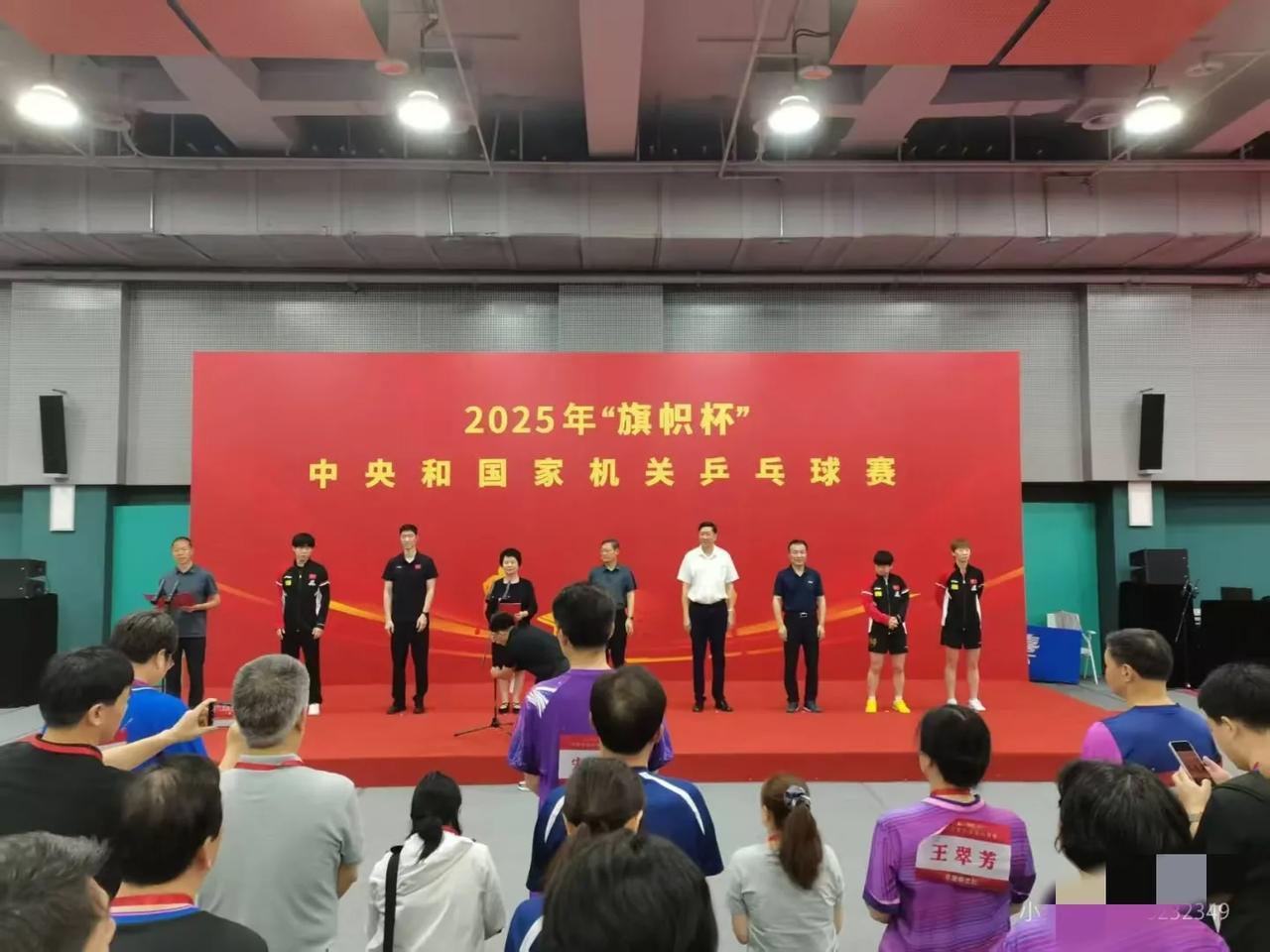 上午参加活动，
下午继续训练。
楚钦自己开车去了体育总局，
活动结束又自己开车回