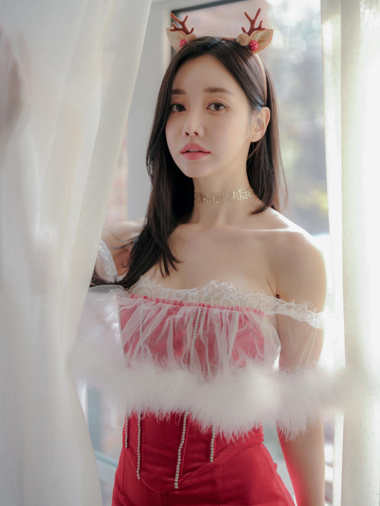 红衣美人倚窗立，鹿角发饰映秋光。