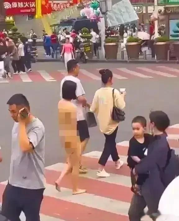 女孩，长点心吧！长沙五一广场，一位年轻女子脱光衣服，全身裸体在街头人群中穿梭，画
