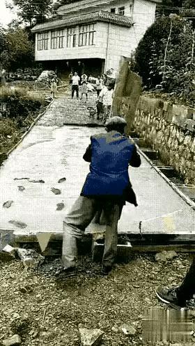 “希望他们这代人早点走完，还世界一片清净”。
看到这种评论的时候心里一阵悲凉，唯