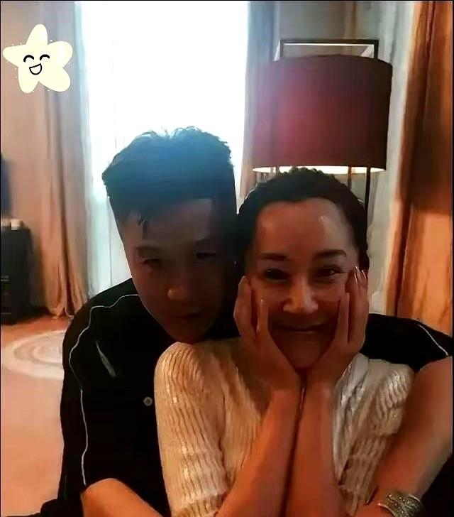 许晴这状态，真是没话说。

最近她同学聚会照片火了！快60岁的人，一身白裙，对着