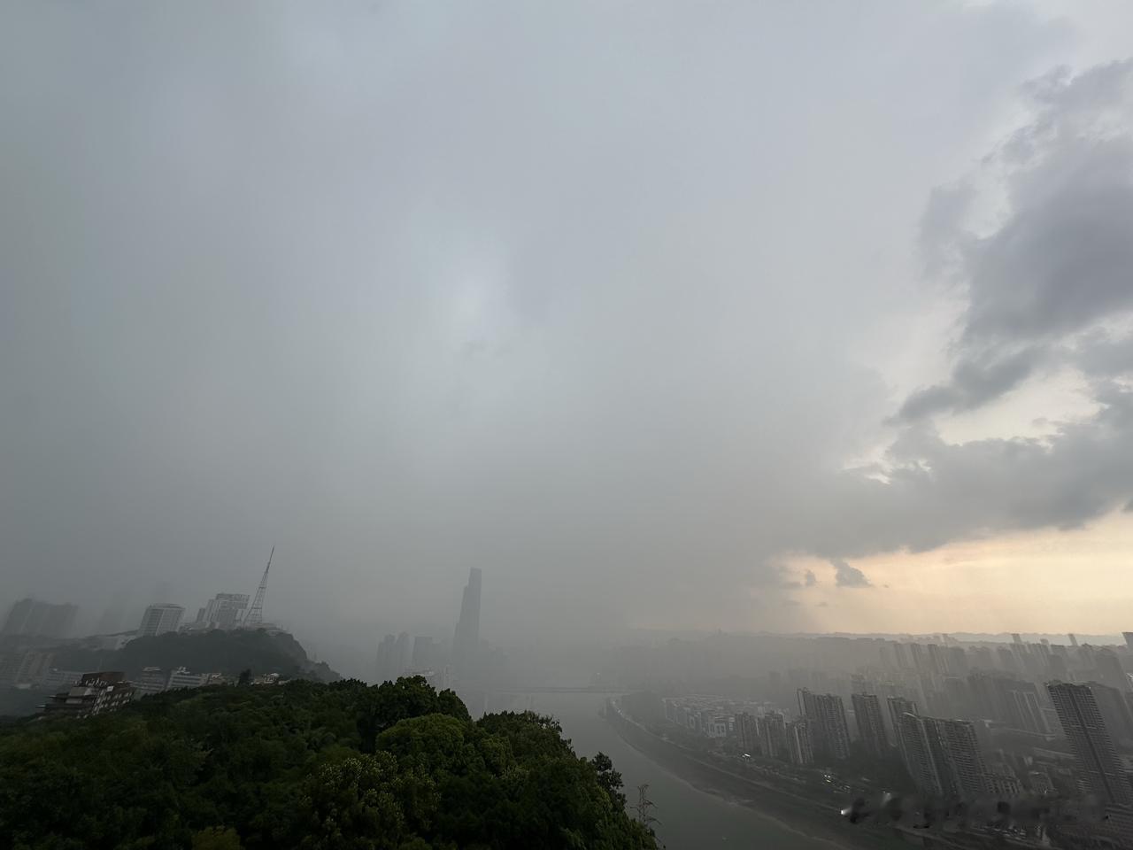 啊！重庆主城区，忽然大雨倾盆，就像在泼水！7月12日下午5点至5点半，重庆主城区