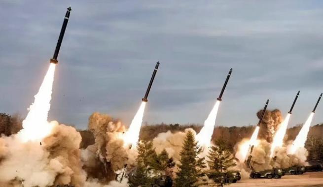 19日凌晨，大批导弹密集射向日本海，高市早苗这下尝到后果了！

谁也没想到，就在