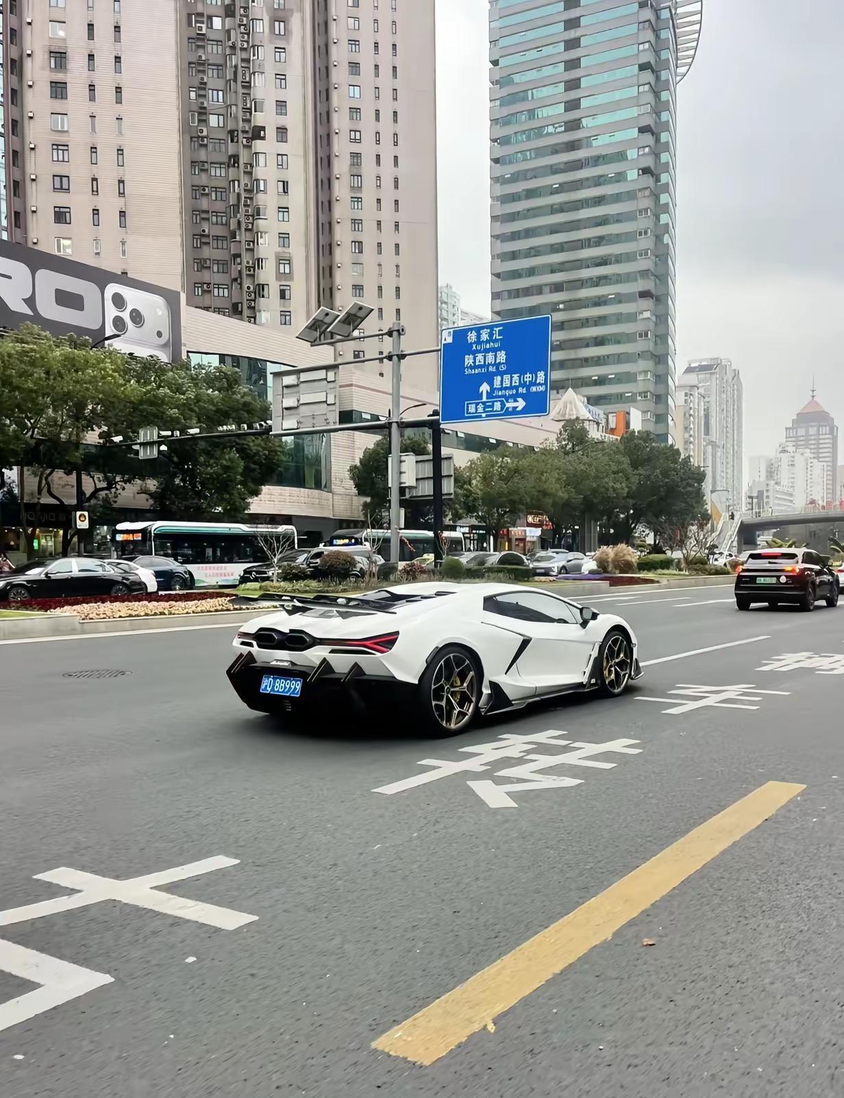 出门买水果偶遇一台满改猛兽！什么家庭这样买！！汽车摄影 拍车日常 hyperca