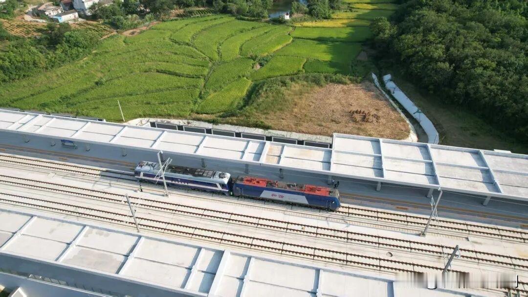 它没有载客，却牵动了无数人的心——因为这一跑，意味着巢马高铁正式进入联调联试阶段