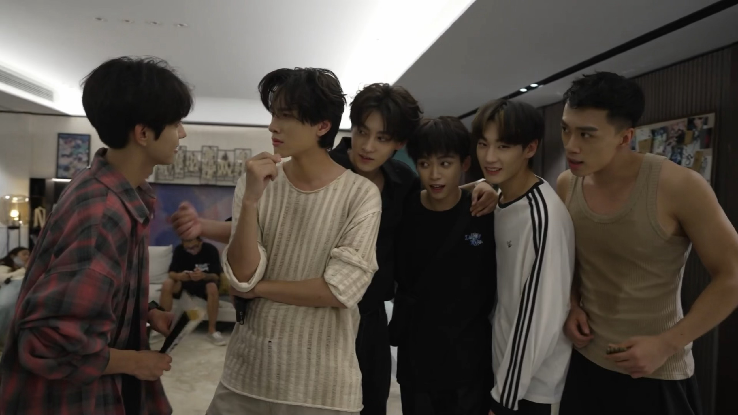 这个剧组哈哈哈哈哈刘铮在对展智伟说我们来日方长的时候有四个人很八卦，能不能告诉我