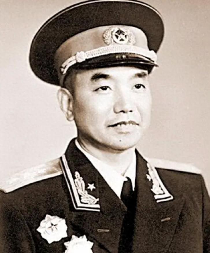 八路军6位师长中唯独他没获元帅军衔，晚年任副主席，儿子也是将军
1955年9月2