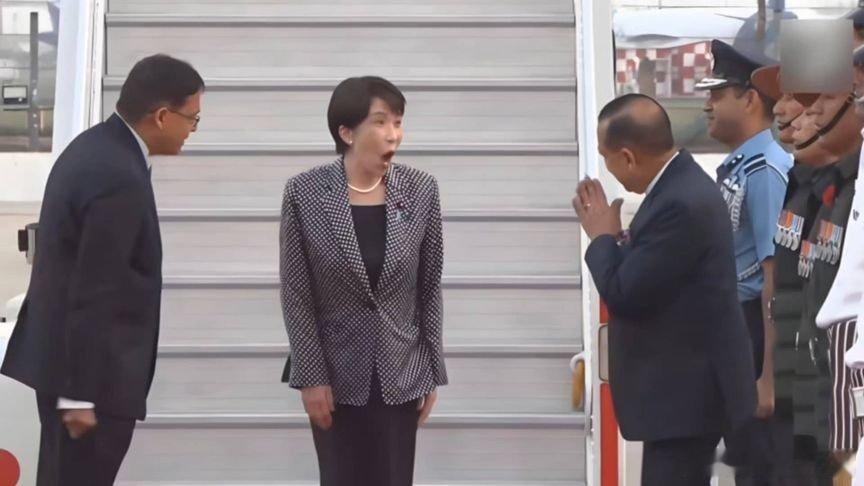 凤凰新闻【高市早苗抵印：红毯仪仗队迎接，印度官员双手合十，高市张大嘴】高市早苗抵