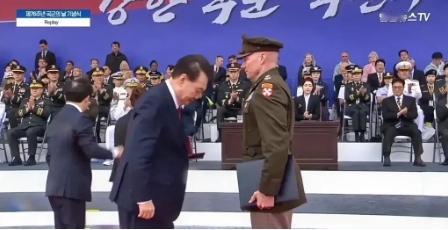 尹锡悦落得如今众叛亲离的下场，纯粹是自作自受！在自家国土上，堂堂一国总统竟对着驻