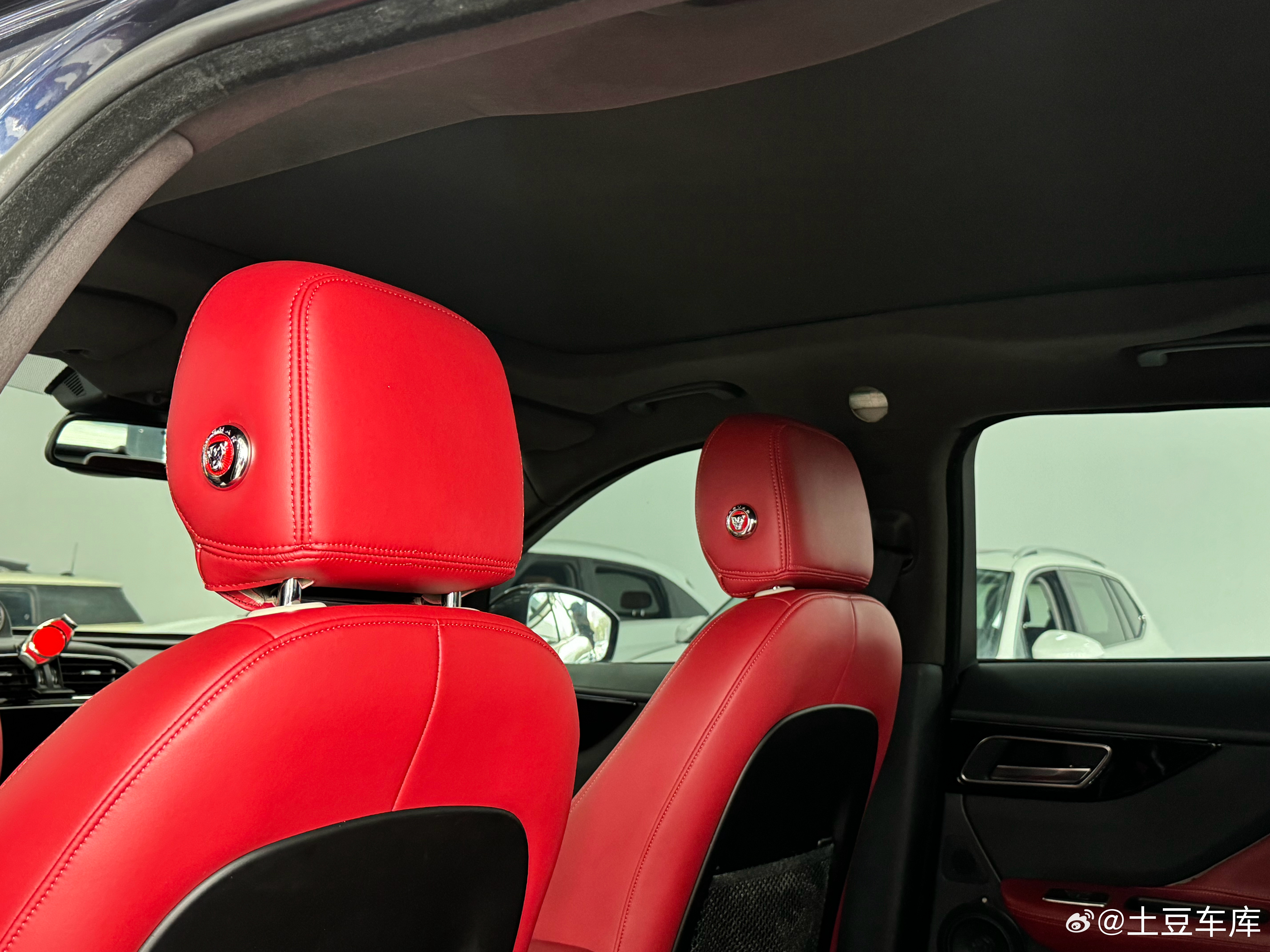 捷豹F-PACE简单打理 成色还挺漂亮 这车我最喜欢的内饰真的改的很漂亮 黑红双