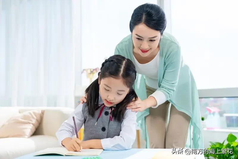 陪孩子写作业。
成了现在大部分家长的困惑。
不写作业时母慈子孝，
写作业时鸡飞狗