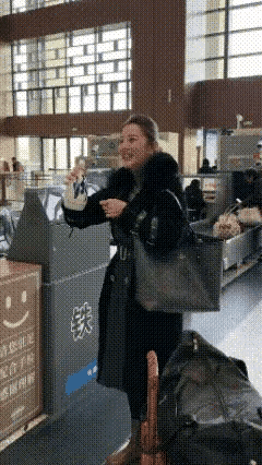 波泼天的富贵，就看你接不接！一女子携带汾酒乘坐高铁，在安检通道，因酒已开封，无法