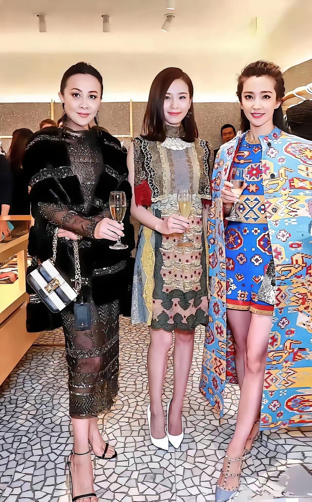 玉女擎金樽，
皆是富贵身。
华丽妆束伴，
高尚纯净心。