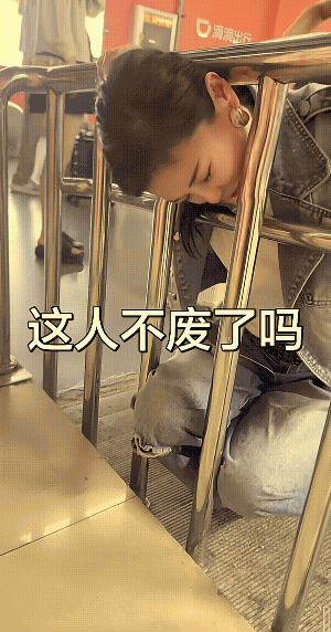 女子她灵机一动，她要干些小孩子要干的事儿。此时此刻，她若不往里钻，她心里好似有点