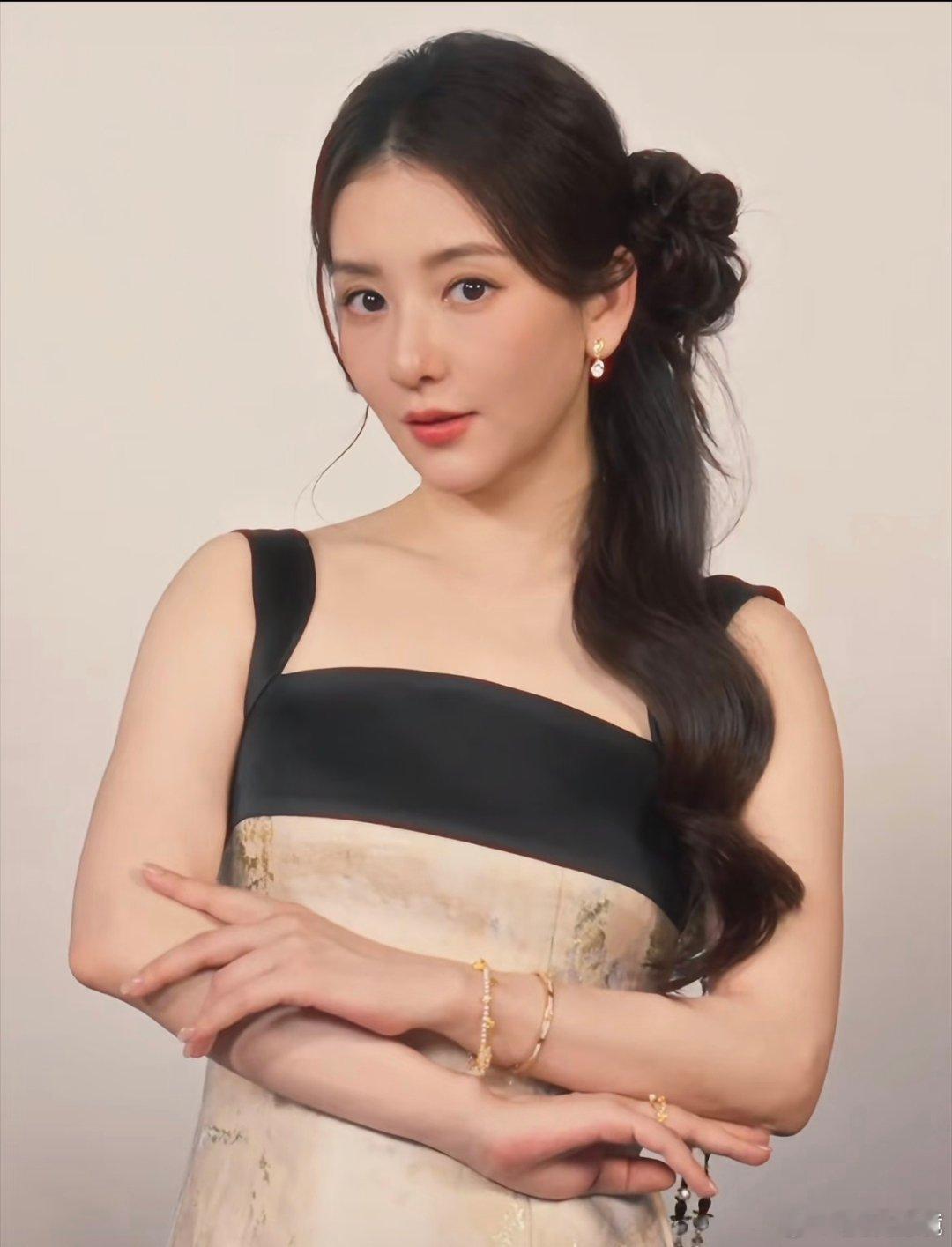 为什么方媛炒菜还背着包啊？这真的不是剪辑问题吗刚开始还没有包呢菜盛完就有包了应该