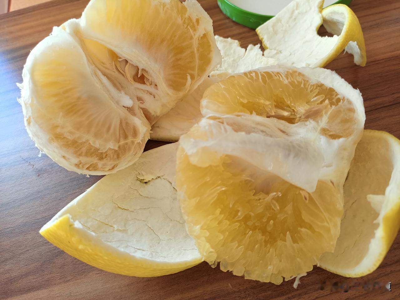 葡萄柚皮薄肉香汁多，核还小，科技改变生活啊！虽然比不上优质的沙田柚，但是比普通沙