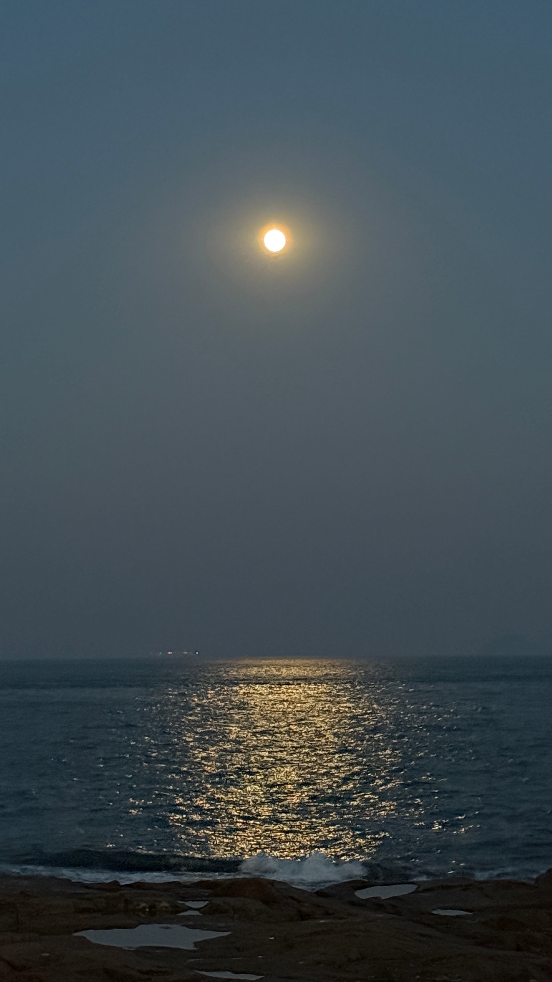 海上生明月 天涯共此时 