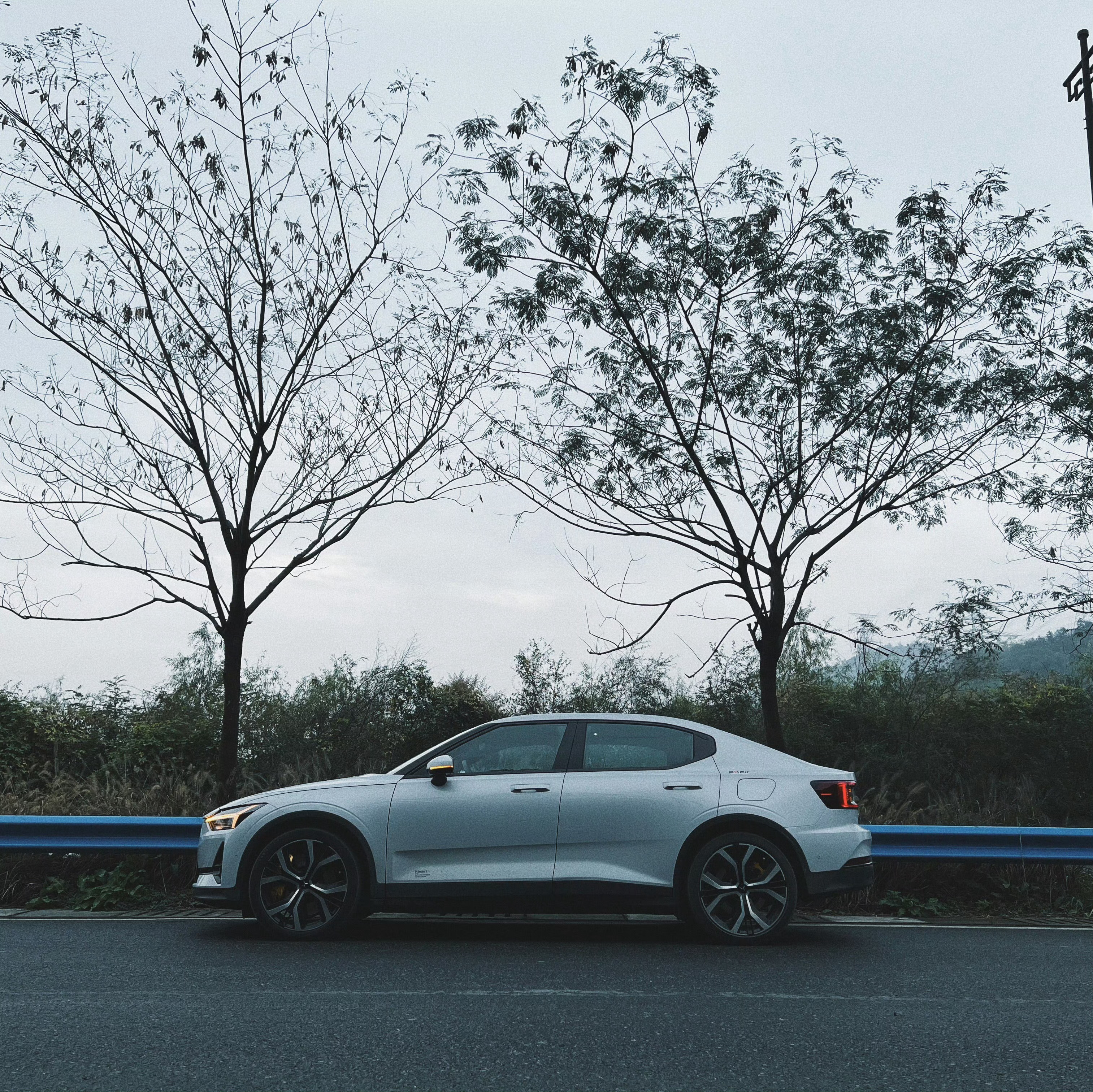 极星2的设计走在了前面 很难定义它是什么类型，SUV？三厢轿车？掀背轿跑？各项属