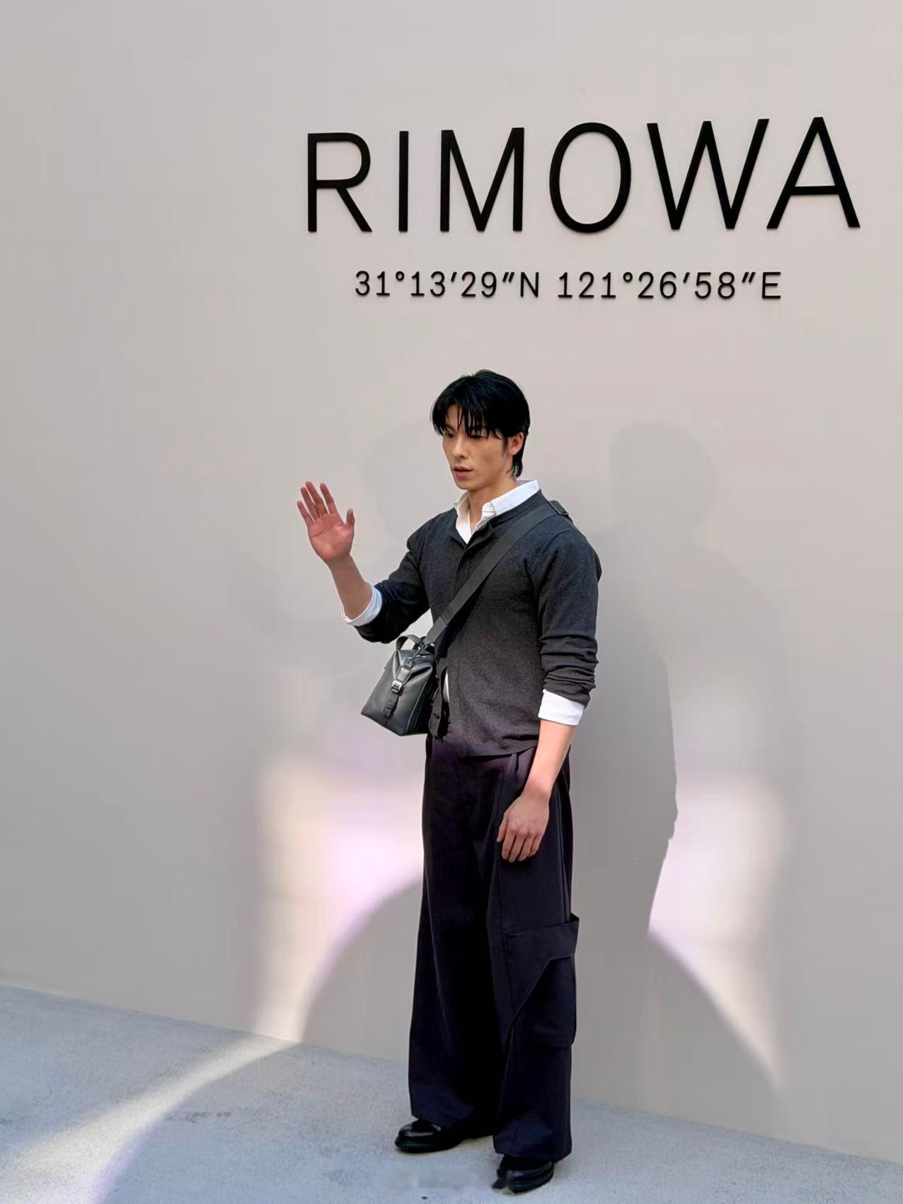 日默瓦上海旗舰店开业RIMOWA上海静安嘉里中心旗舰店开业现场，有一件装置挺抓人