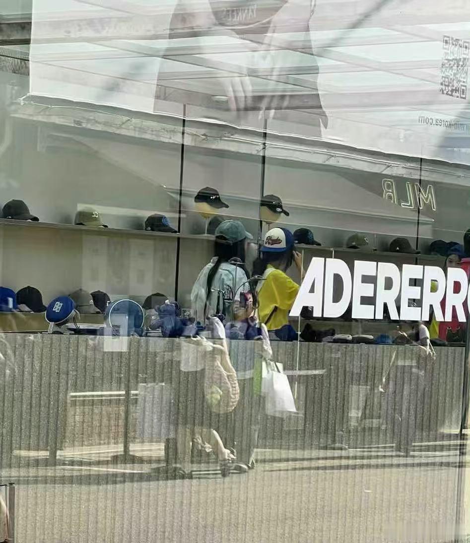 圣水洞偶遇章若楠圣水洞偶遇章若楠逛街！圣水洞偶遇章若楠逛街