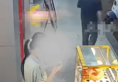 女子在店门口偷吃5个蛋挞，这姑娘偷吃几个蛋挞一下子让全国人民都知道了，这下子就社