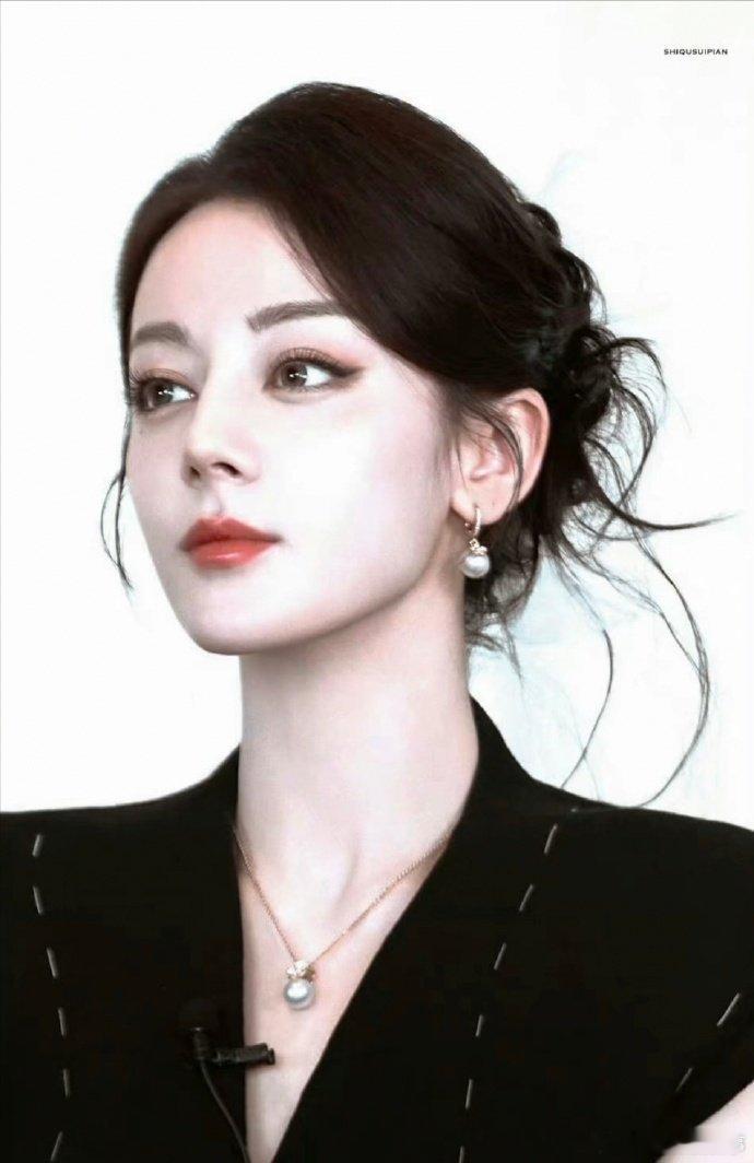 细节见温柔，特意摘下耳机聆听粉丝的呼唤，静待功夫女足来袭迪丽热巴摘耳机听粉丝声音