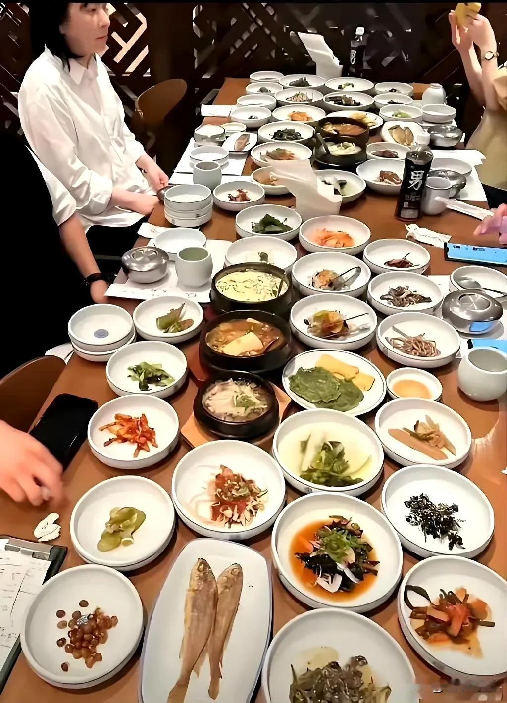 韩国富人的豪华大餐，一般人吃不到
他们被称为泡菜国一点都不冤啊[捂脸]