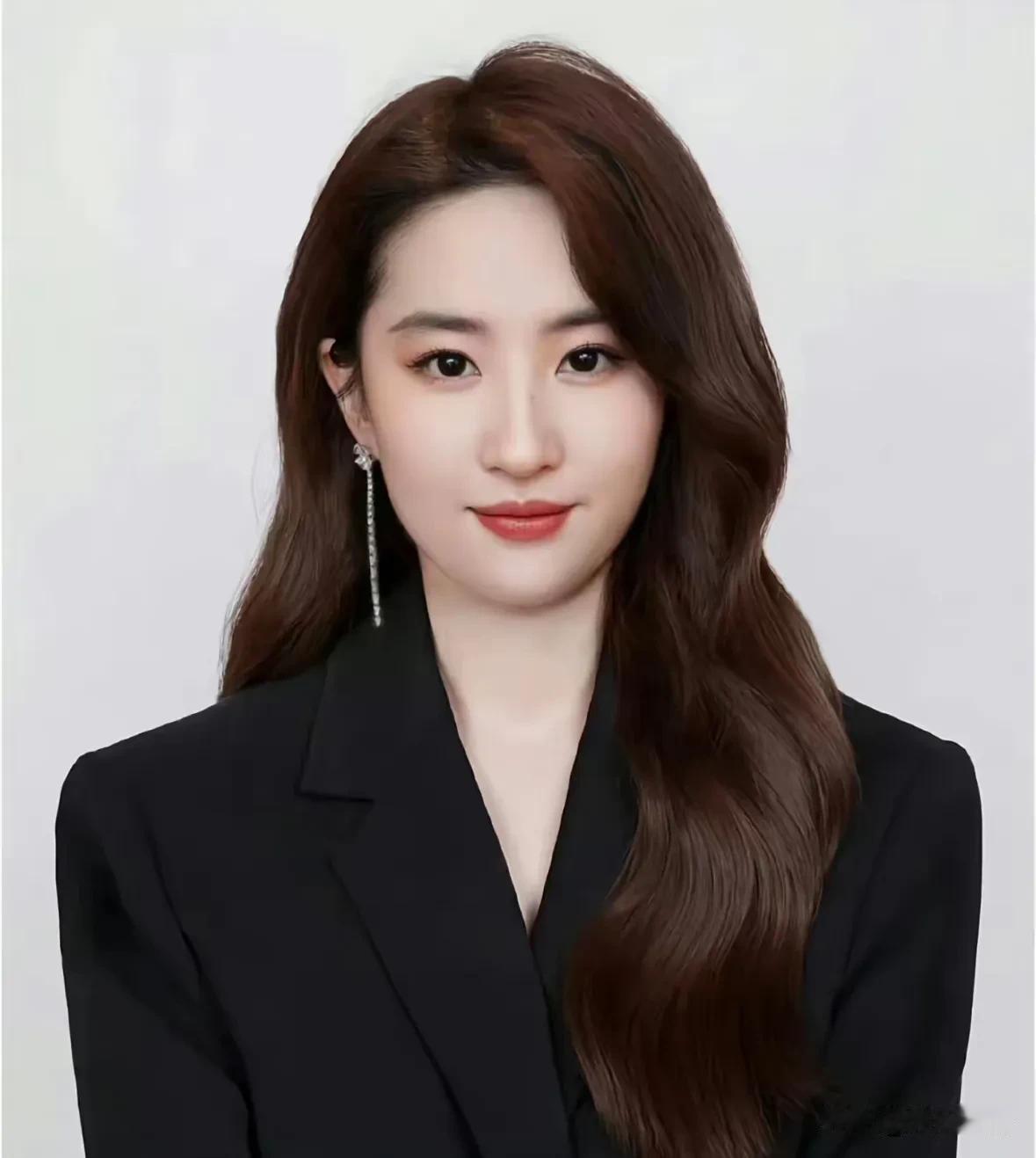 一觉睡醒，
全中国人民都知道了，
38岁刘亦菲

为新上映的电影《阳光俱乐部》做