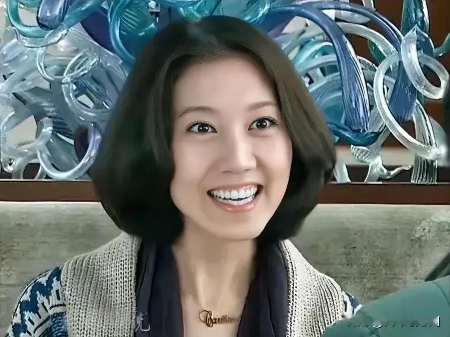 第一次发现高露能这么漂亮，她的长相真的可以和白冰媲美了！