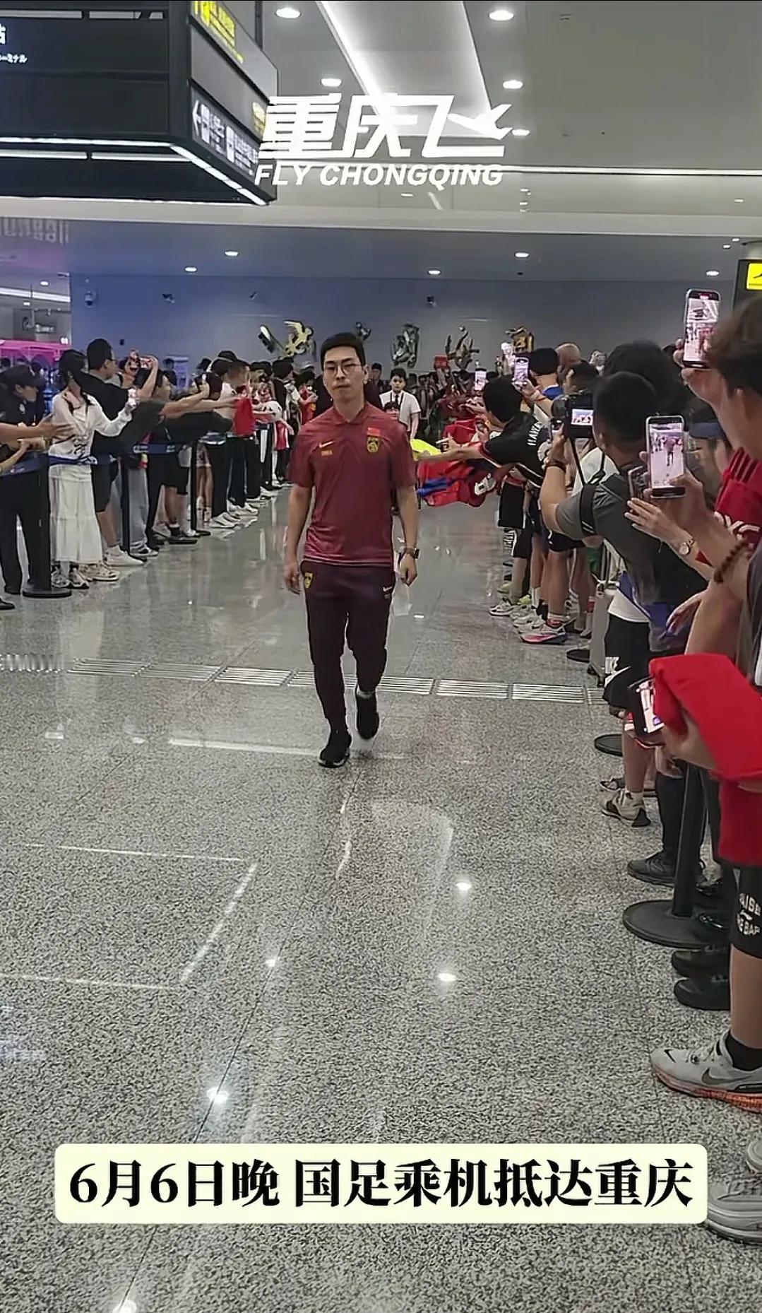 国足回家了，从重庆机场国足走出接机口场面分析国足回国落地时的亮点：
1、阵型：4
