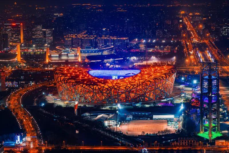 苏翊鸣有两次在冬奥会身披国旗的高光时刻：

2022北京冬奥会

2022年2月