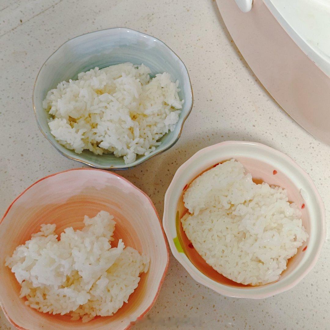 海哥的小厨房 他今天学的菜是牛肉丸汤亮点是居然撒了花生碎而且他米饭怎么煮的那么好