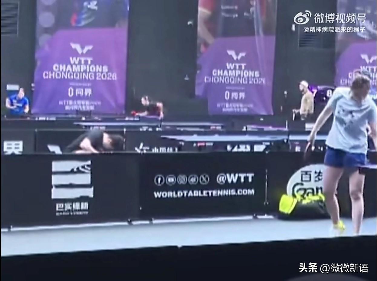 梁靖崑的腿好像又拉伤了。
刚刚看到梁靖崑和陈垣宇在训练时，突然他摁着腿半蹲在那里