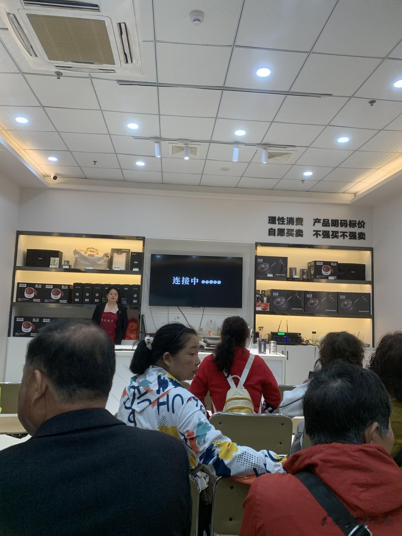 现在老年人都喜欢旅游团的一日游，花几十块钱报名费，去一二百公里的地方，听听课，然