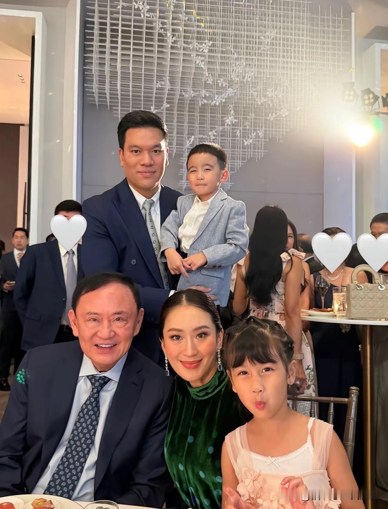 他信家族没事可以多出走走，比如去参加朋友婚礼什么的，9月22日，他信和自己的小女