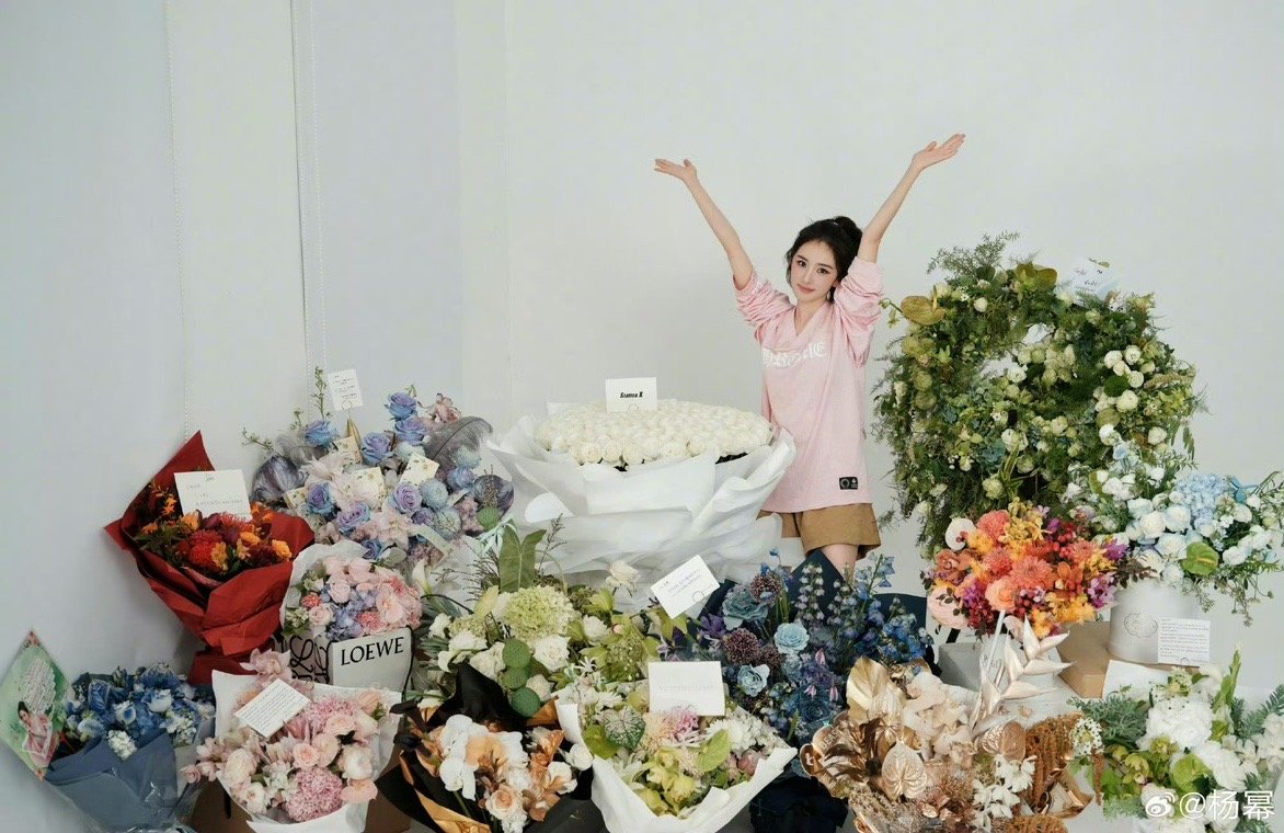 杨幂收到一屋子花杨幂生日收到好多花 ​​​杨幂生日收到好多花 ​​​