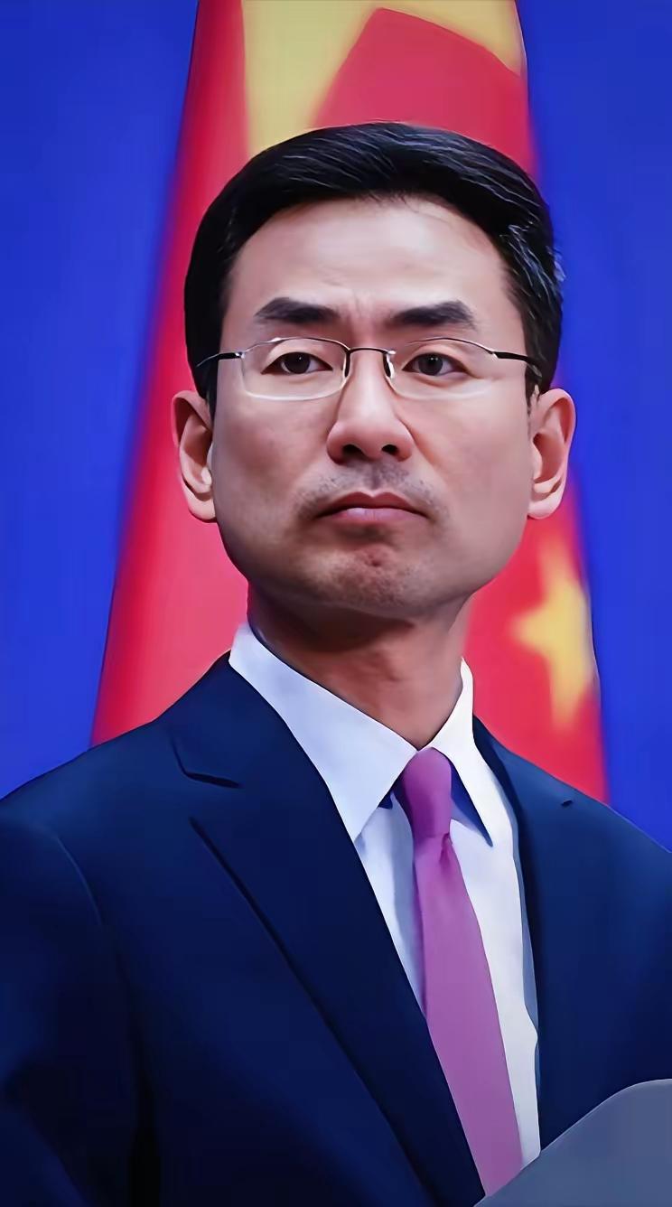 认怂就是认怂，
别拿格局当遮羞布，
这玩意儿最容易麻痹人的心智 
​这帮人是真看