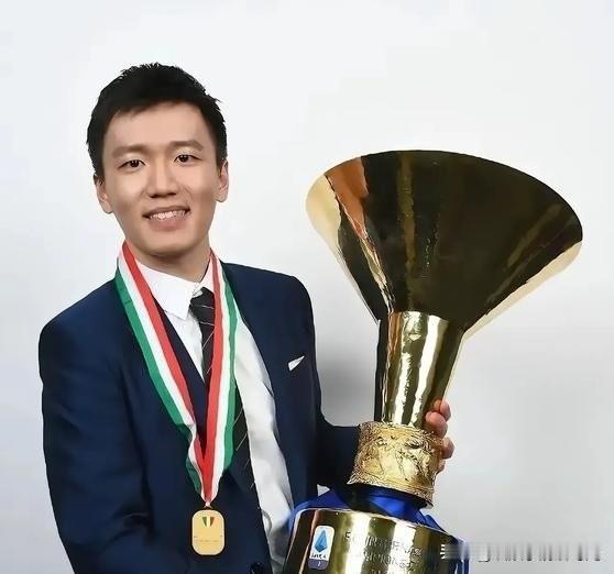 张康阳能回得来国米么？
斯蒂芬的国米 故事开张。
张康阳这位前国米主席又在社媒简