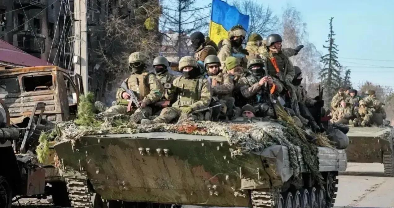 库尔斯克打的正激烈，突然泽连斯基选择撤军。
近日，俄乌在库尔斯克的战斗正在你来我