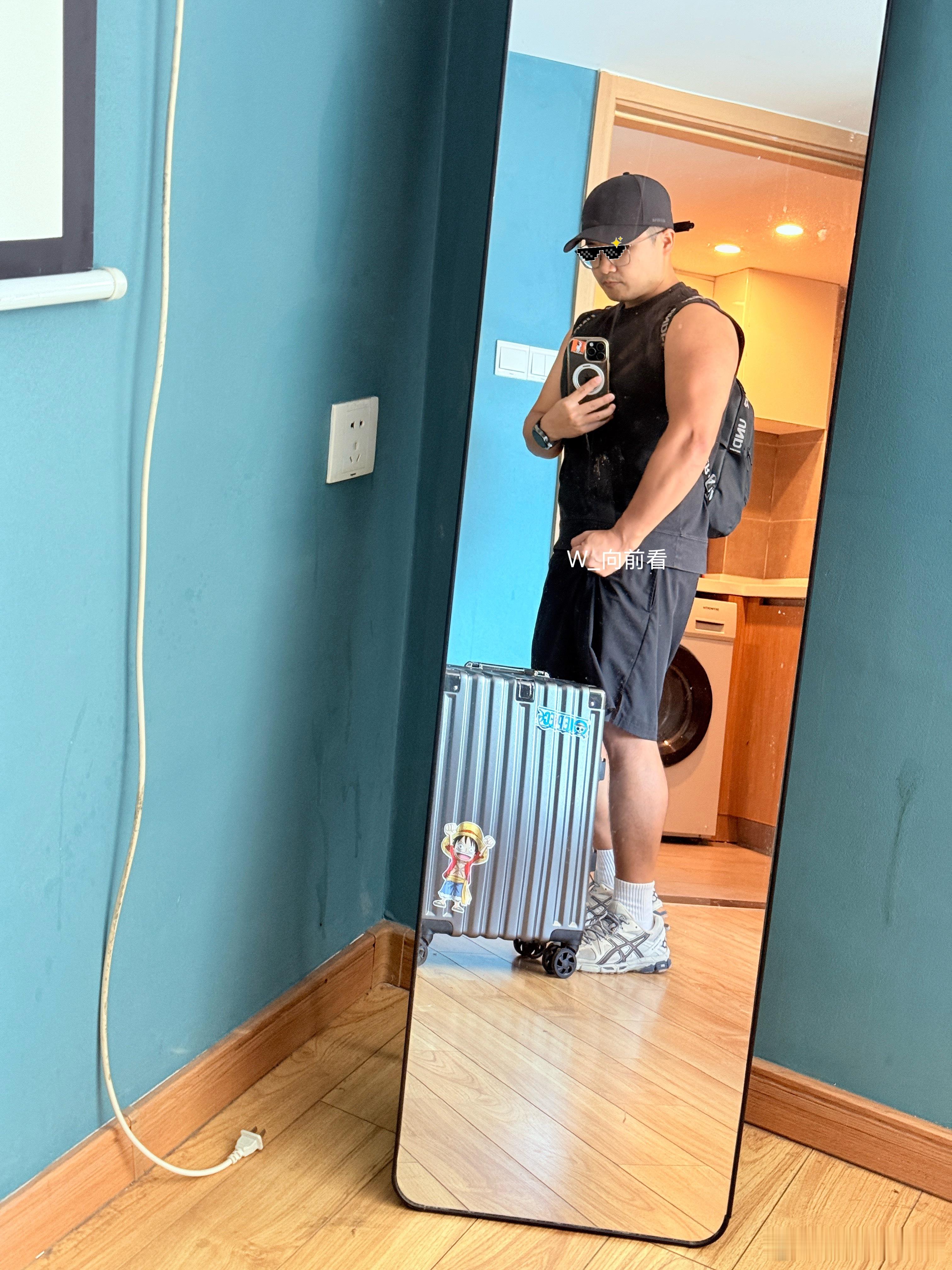 今日份ootd ，准备去下一家酒店咯！最后一晚了！昨晚的枕头太矮了，感觉睡落枕了
