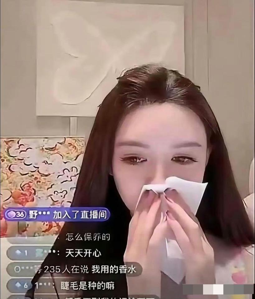 叶珂深夜直播间破防大哭。
连续多日深夜开播的叶珂，被弹幕里“为啥退网”“黄晓明有