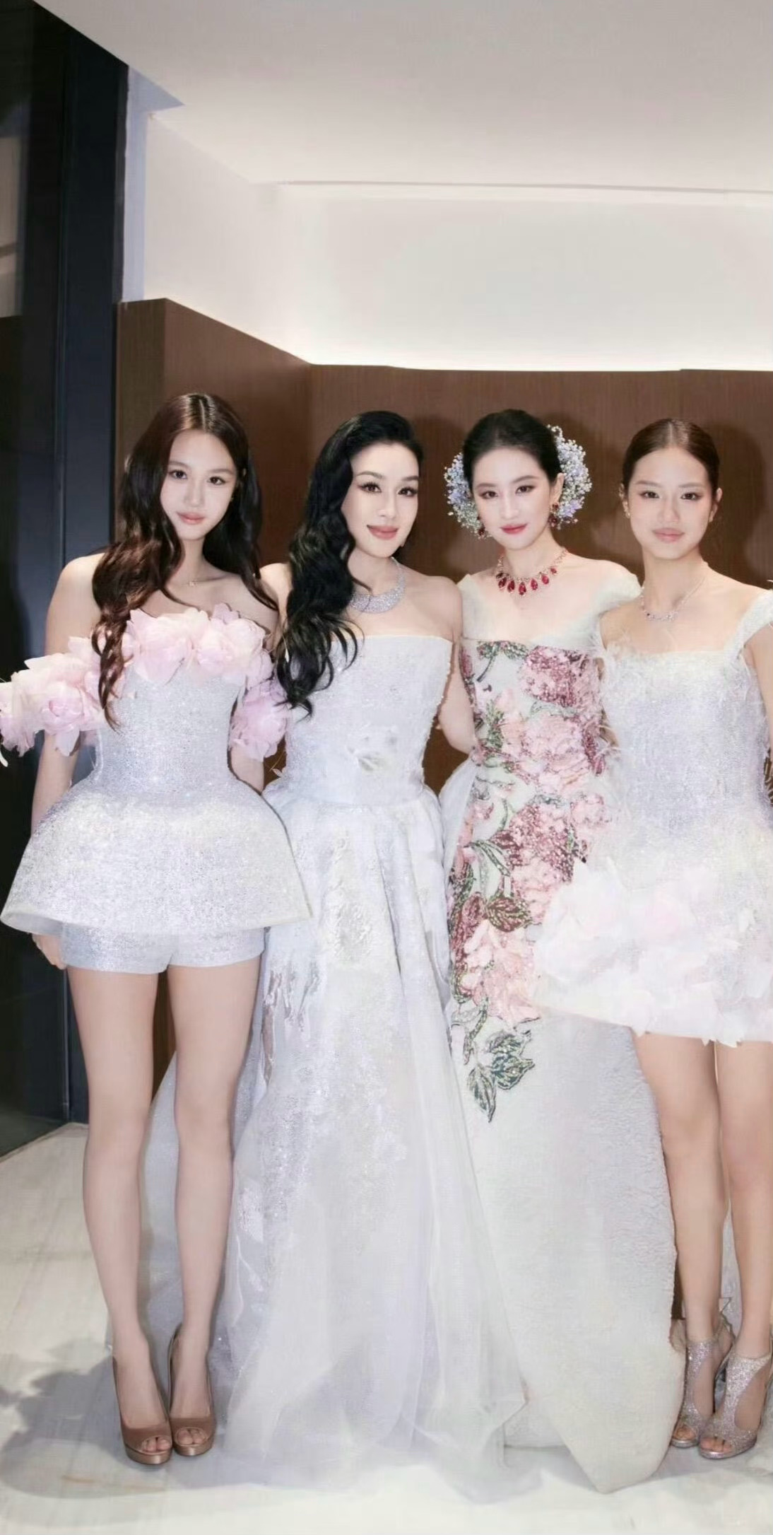 刘亦菲与钟丽缇母女合照天仙就是天仙，岁月不败美人[哇]  ​​​