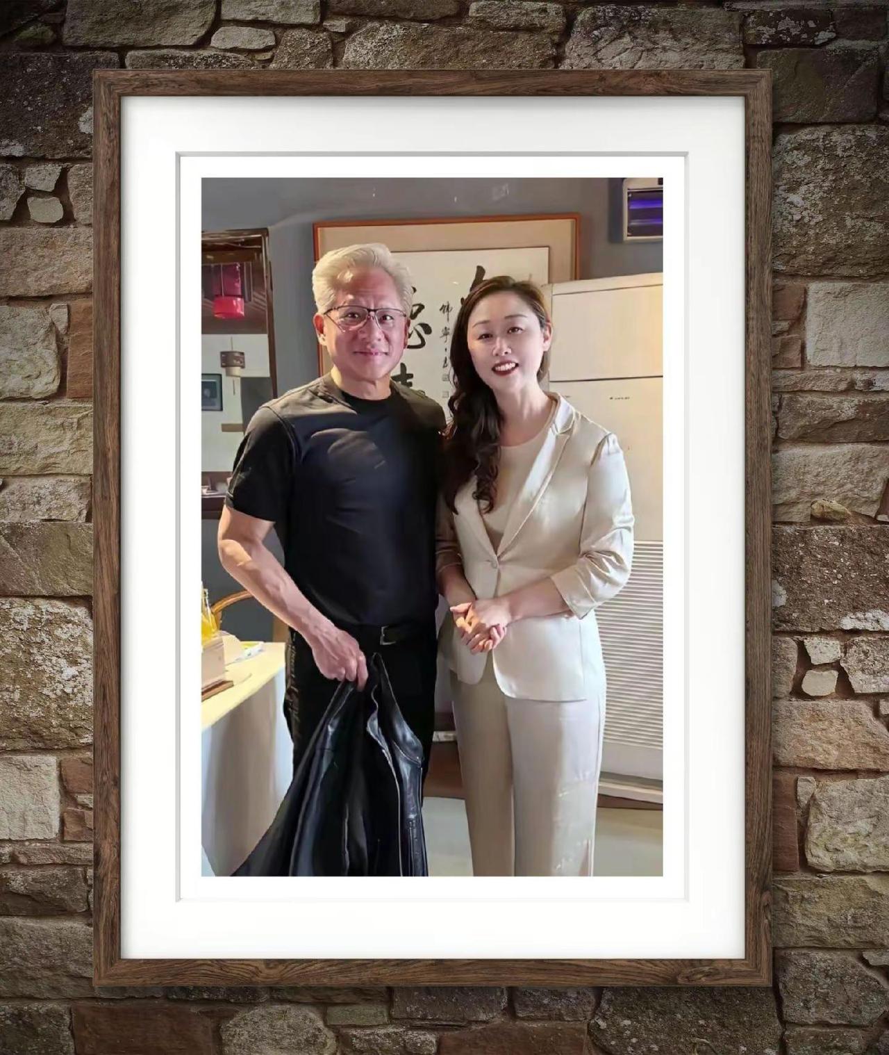 庆云楼女老板，可真是精明会来事儿！不仅把黄仁勋“忽悠”进店就餐，还一起单独合影，