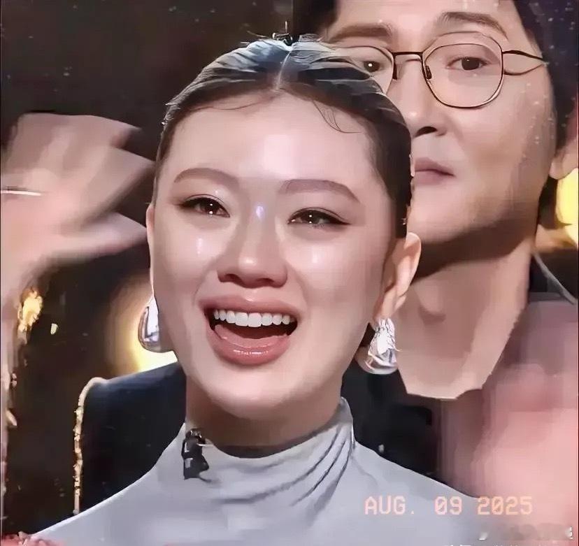 歌手总决赛《歌手》总决赛陈楚生被宣布为歌王后，单依纯站在舞台上哭了！这一季大部分