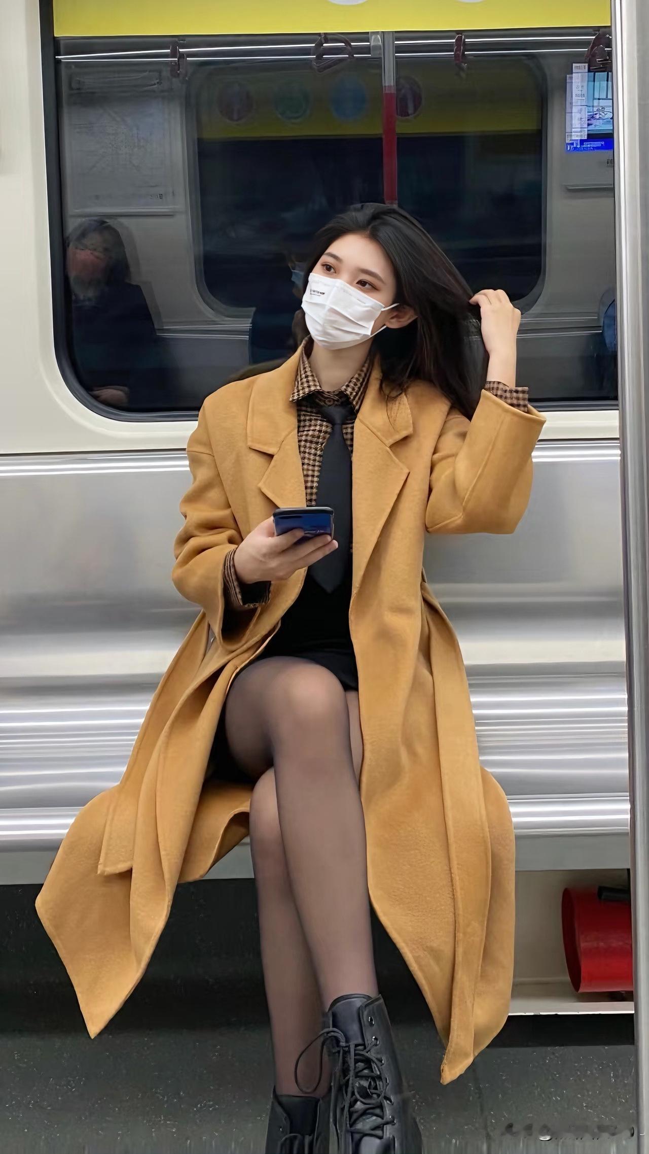 闺蜜请南京帅哥

小刘对象今儿从南京过来，中午说要请我们几个闺蜜吃饭。我打心眼里