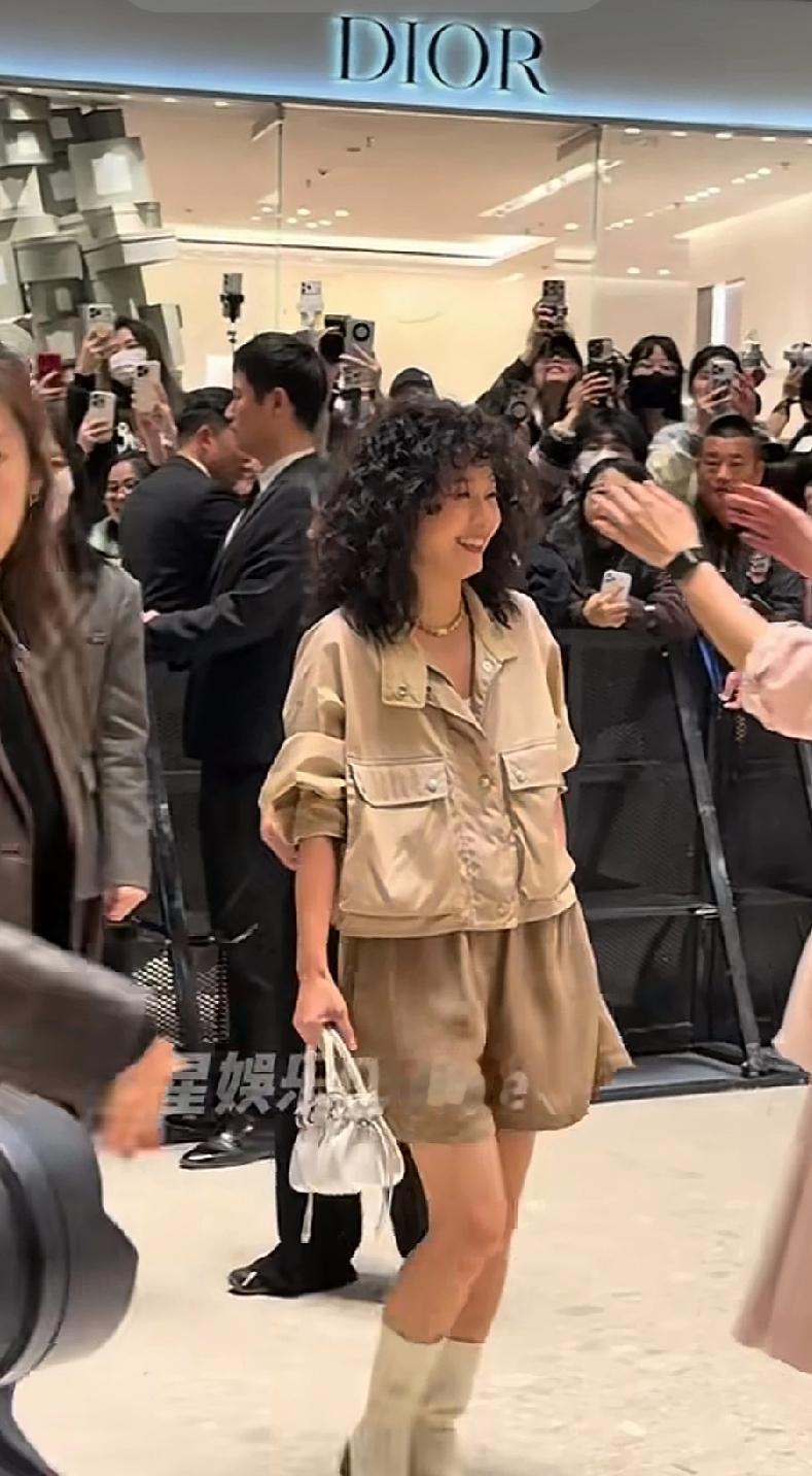 路遇马伊琍，状态太好了[赞][赞]。

在迪奥门口做活动，看看现在的马伊琍，新做