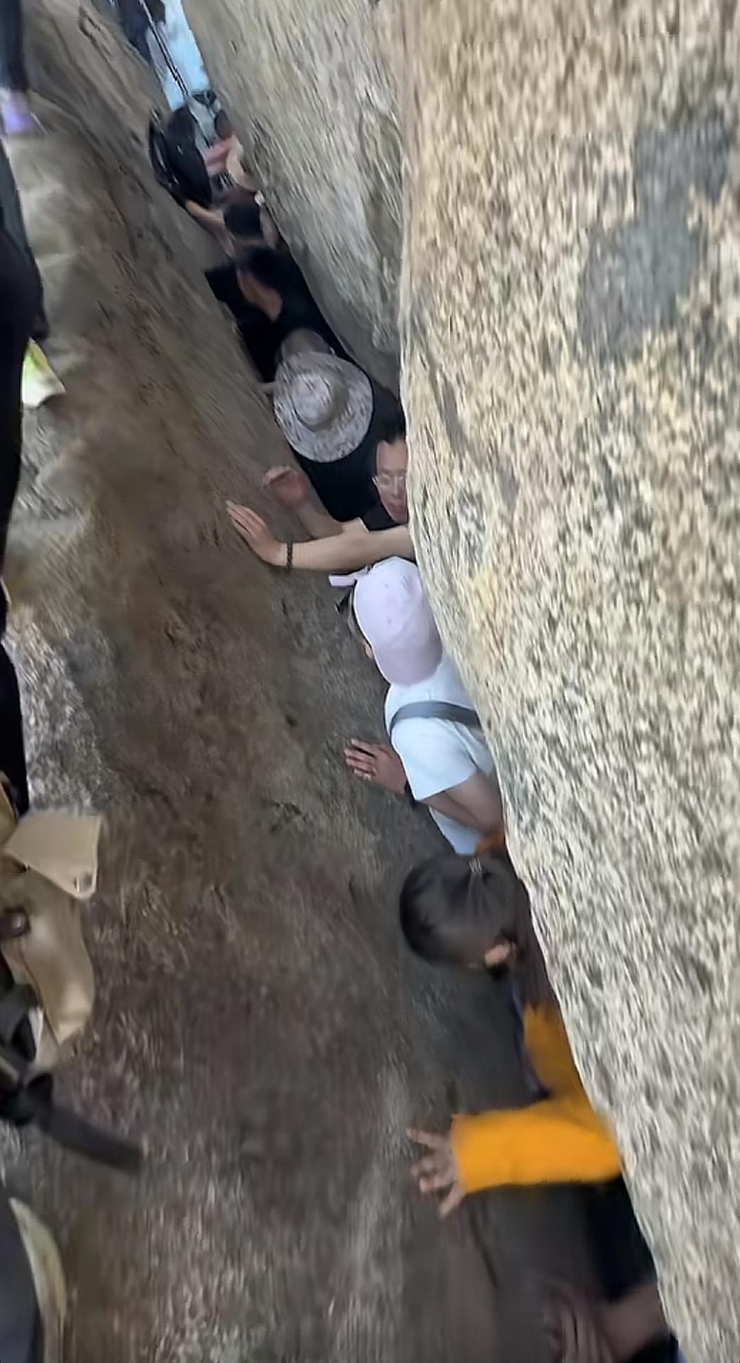 大家正在狭窄的山路间小心翼翼地前进。五一出行，大家看看这是哪里？很好玩很刺激[捂