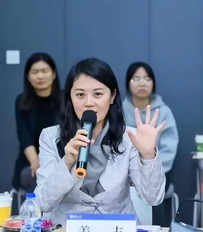 🐒“我愿意放弃中国国籍，自愿加入英国！”这句话，是前央视知名才女主持人姜丰，在
