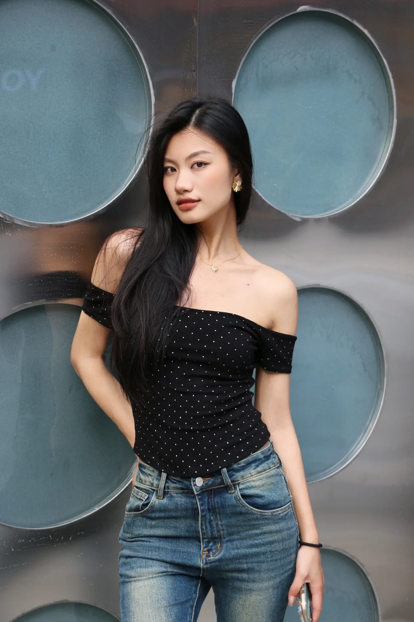 夏天来了，辣妹想怎么穿就怎么穿～已经不会画欧美妆了，淡妆将就看吧，浅辣一下～